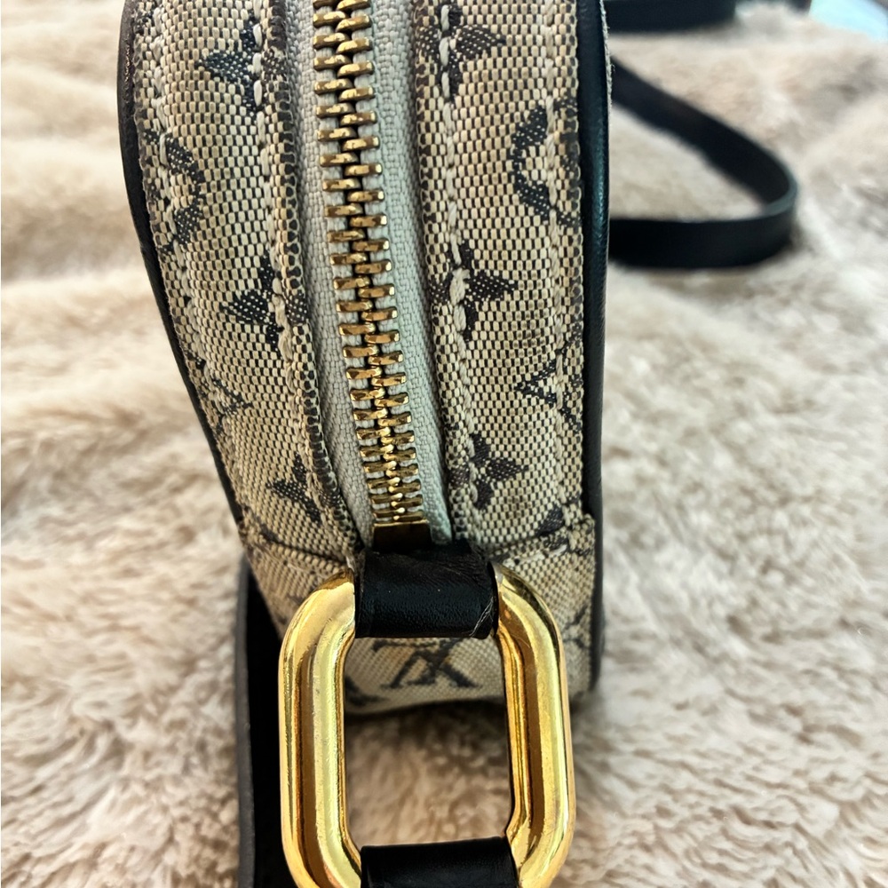 Louis Vuitton Juliet Bag - Picture 6 of 15